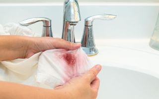 Как да премахнете акварелите: как да измиете петна от дрехи