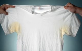 So entfernen Sie gelbe Achselflecken auf weißen und farbigen Gegenständen