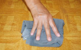 Wie man den Kleber abreibt Moment und Superkleber