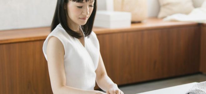 Dinge nach der Marie-Kondo-Methode: wie man richtig faltet und reinigt