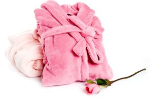Wie man einen Bademantel faltet, damit er nicht knittert: medizinisch, Bad, Kapuze