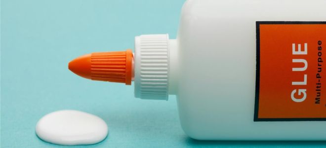 So entfernen Sie PVA-Kleber von der Kleidung