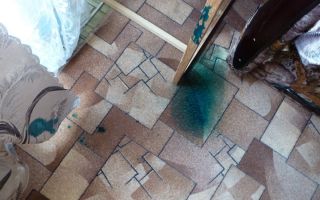 Wie man leuchtendes Grün vom Teppich wischt