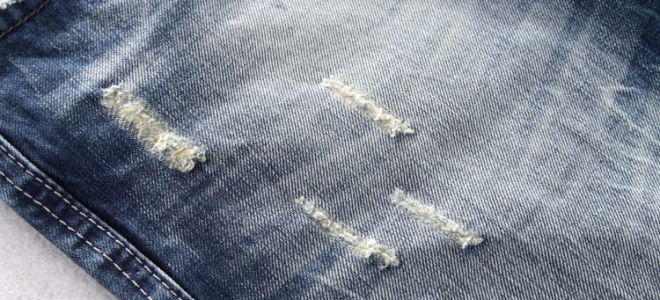 Wie man Kratzer und Löcher in Jeans macht