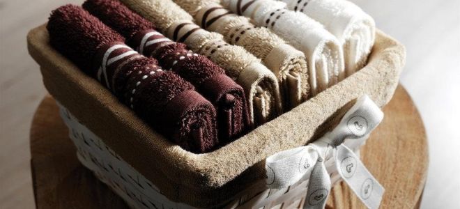 Wie schön, ein Handtuch zu falten: in einer Rolle, viermal und einer Rolle