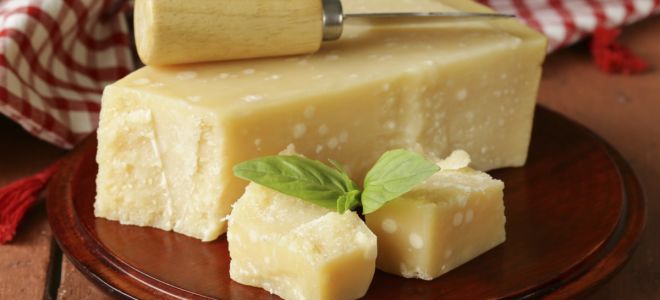 Warum Parmesan für die Gesundheit nützlich ist: chemische Zusammensetzung, wie viele Kalorien, Schaden
