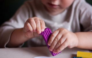 So entfernen Sie Plastilin aus den Haaren eines Kindes und eines Erwachsenen