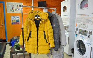 Kann die Daunenjacke in einem Wäschetrockner, Haartrockner oder mit einer Batterie getrocknet werden?